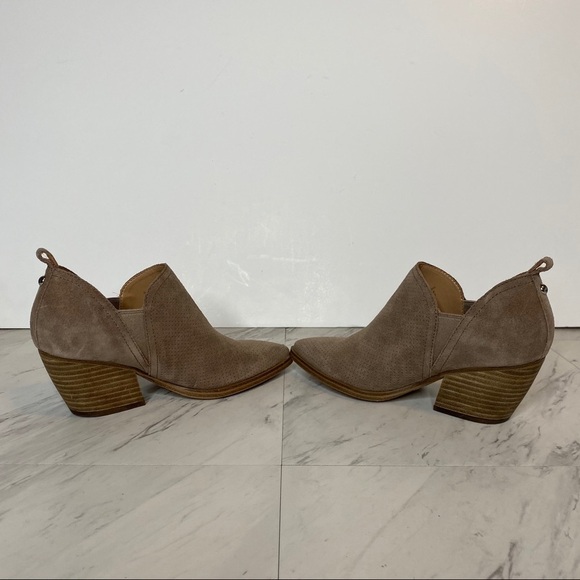 New! Marc Fisher Dalar Perforated Suede Tan Bootie 5M - Picture 4 of 11